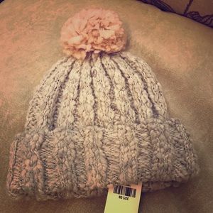 💥SOLD💥NWT Hollister Pom Shine Ribbed Beanie